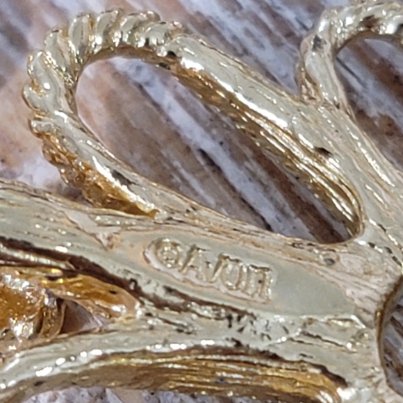 Avon vintage 3 strand pearl necklace gold tone ornate clasp. Pink silver white - Picture 5 of 6